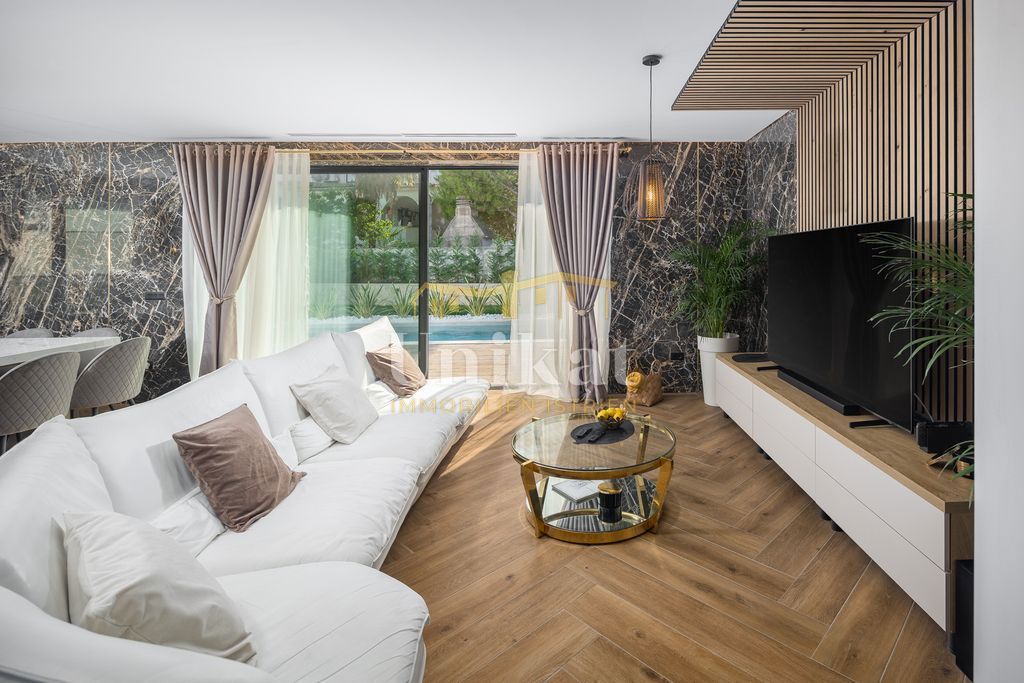 Nova moderna vila samo 400 metrov od morja